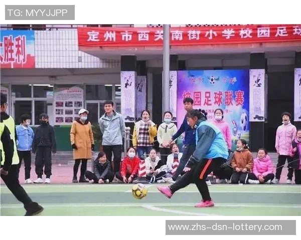 中学足球比赛激烈进行球场上青春与梦想交织的精彩瞬间