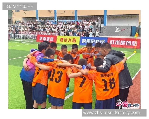 中学足球比赛激烈进行球场上青春与梦想交织的精彩瞬间